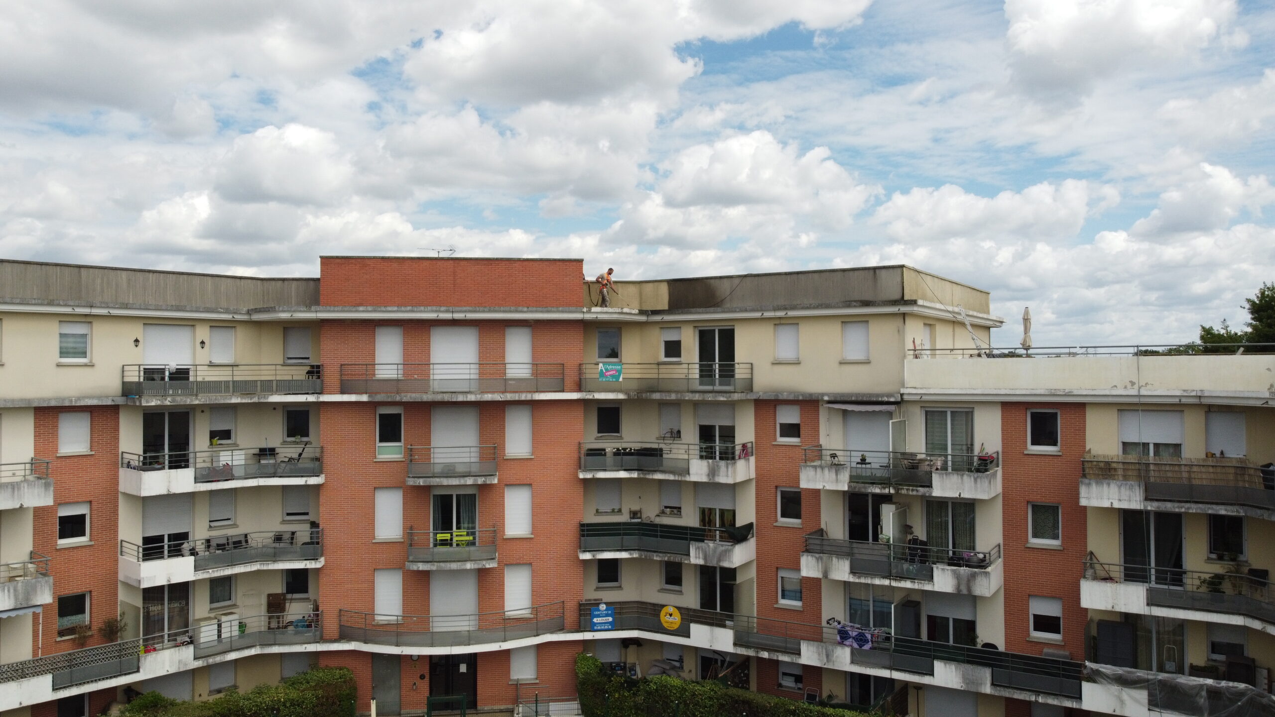 Façadier SMITH Christian nettoyage des façades des immeubles de la résidence puis mise en peinture