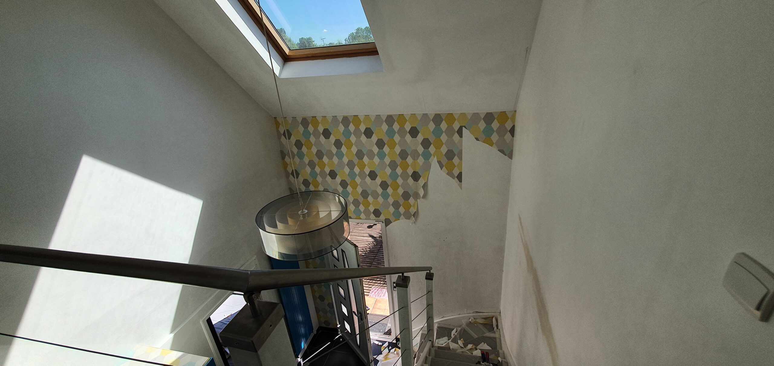 Rénovation intérieure en cours -étage, escalier avec vue plongeante vers rez de chaussée de cette maison - on arrache le vieux et moche papier peint - il va falloir refaire l'enduit lissé de toutes les parois et cloisons - Artisan Smith