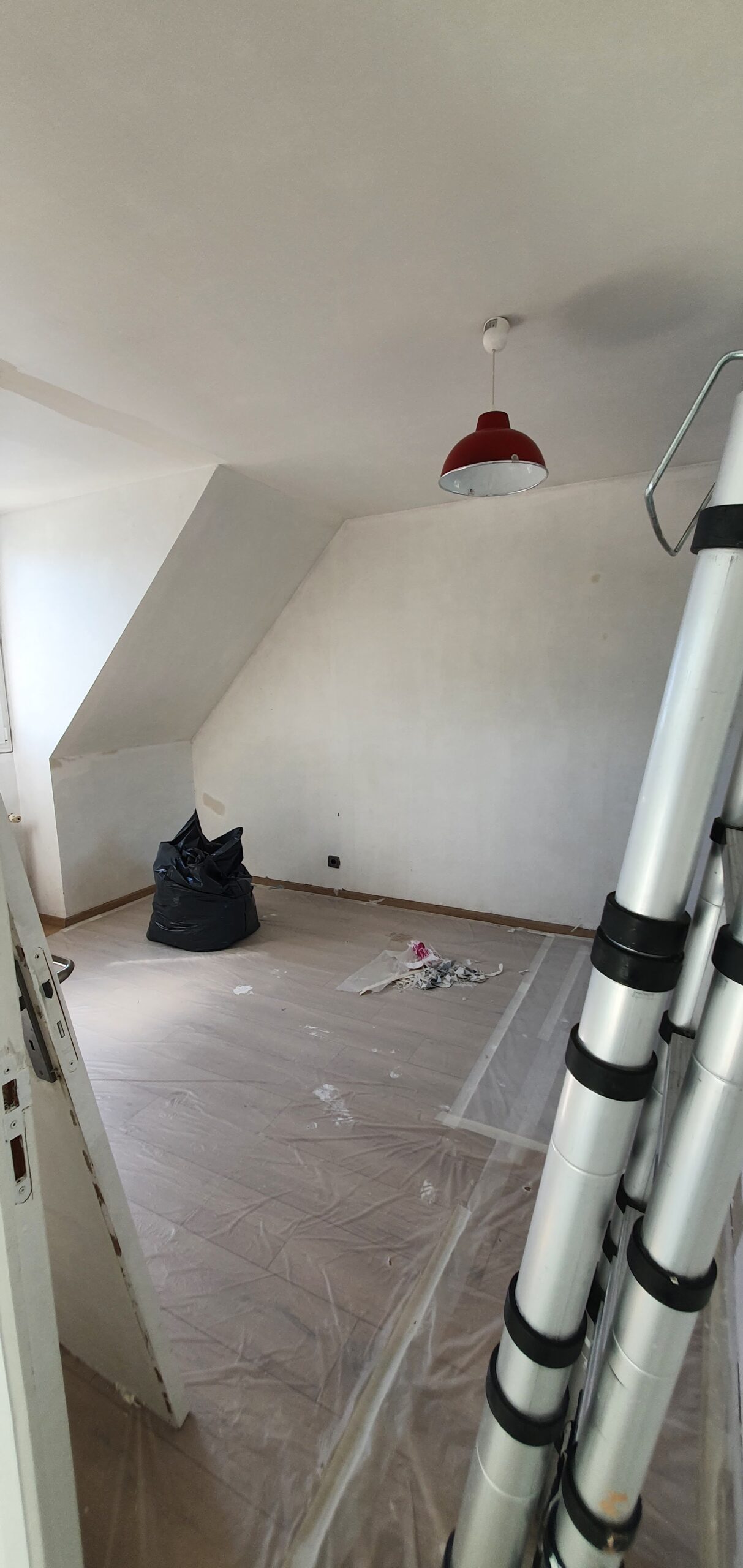 Rénovation intérieure en cours -étage, une chambre de cette maison - peinture intérieure en cours , sol refait bâché, peintre intérieur au travail - Artisan Smith