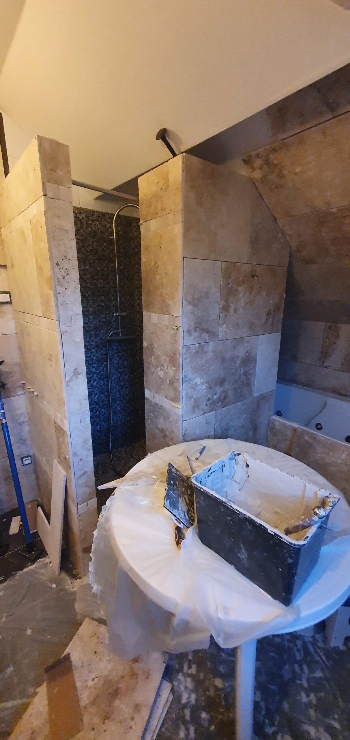 Pendant la rénovation de salle bain, installation de baignoire, de douche à l'italienne, et de vasque double.