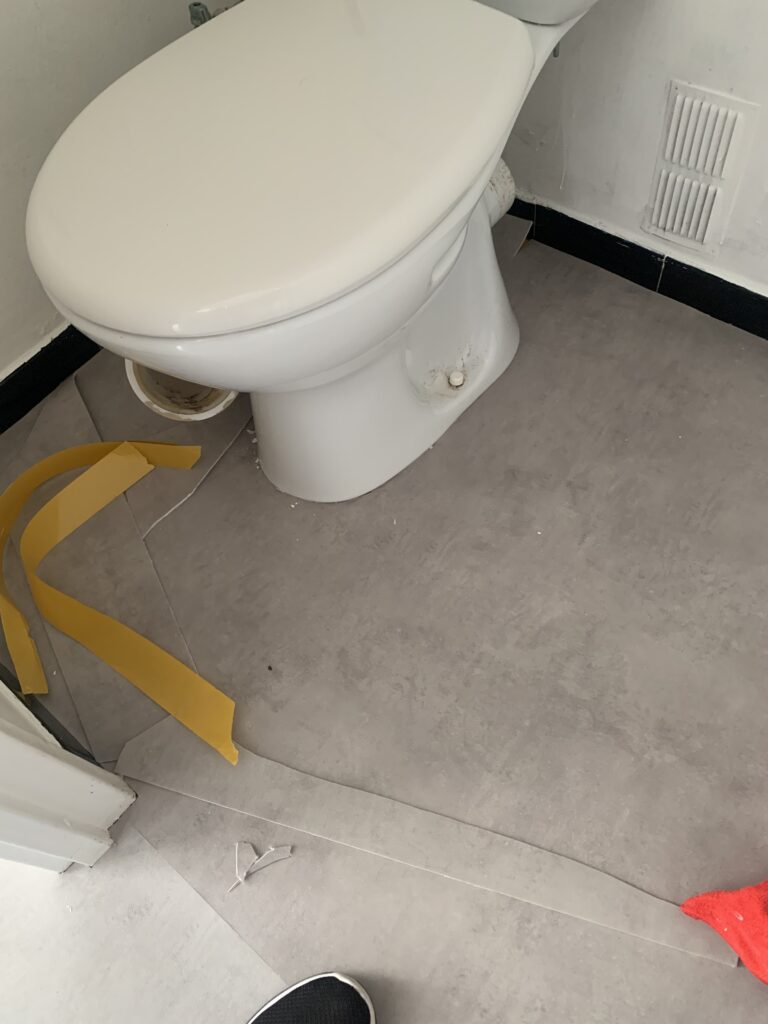 Rénovation WC : peinture murs & plafond, rénovation du sol