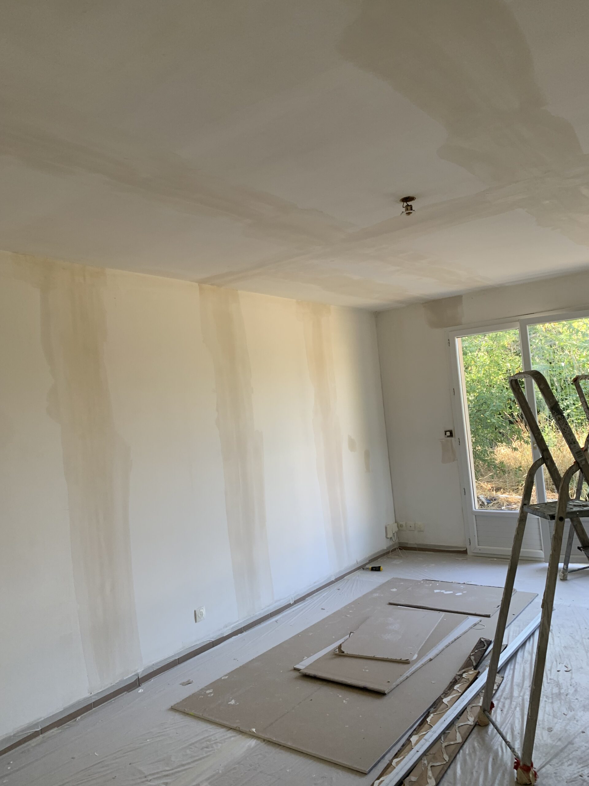 Christian Smith a réalisé la rénovation d'un WC, la peinture intérieure, la rénovation du sol, les peintures murs & plafond de diverses pièces du rez de chaussée dans cette maison à 91 Chilly Mazarin.