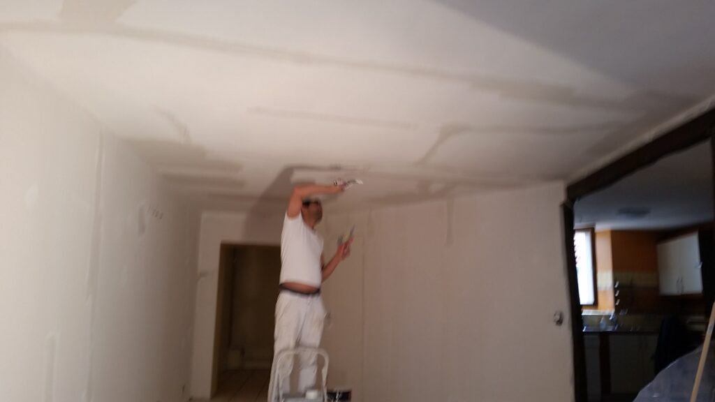 Artisan Smith : rénovation mur plafond dépose papier-peint boucher fissure enduit rebouchage , enduit lissé, peintures