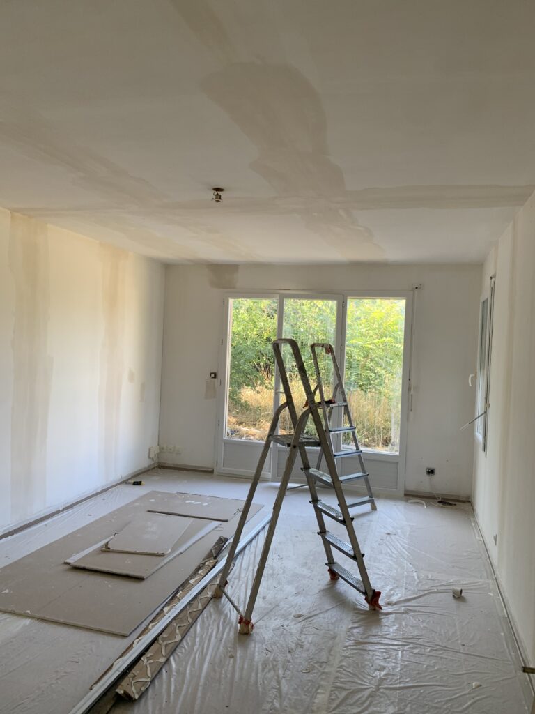 Rénovation intérieure, peinture murs et plafond, rénovation des sols également